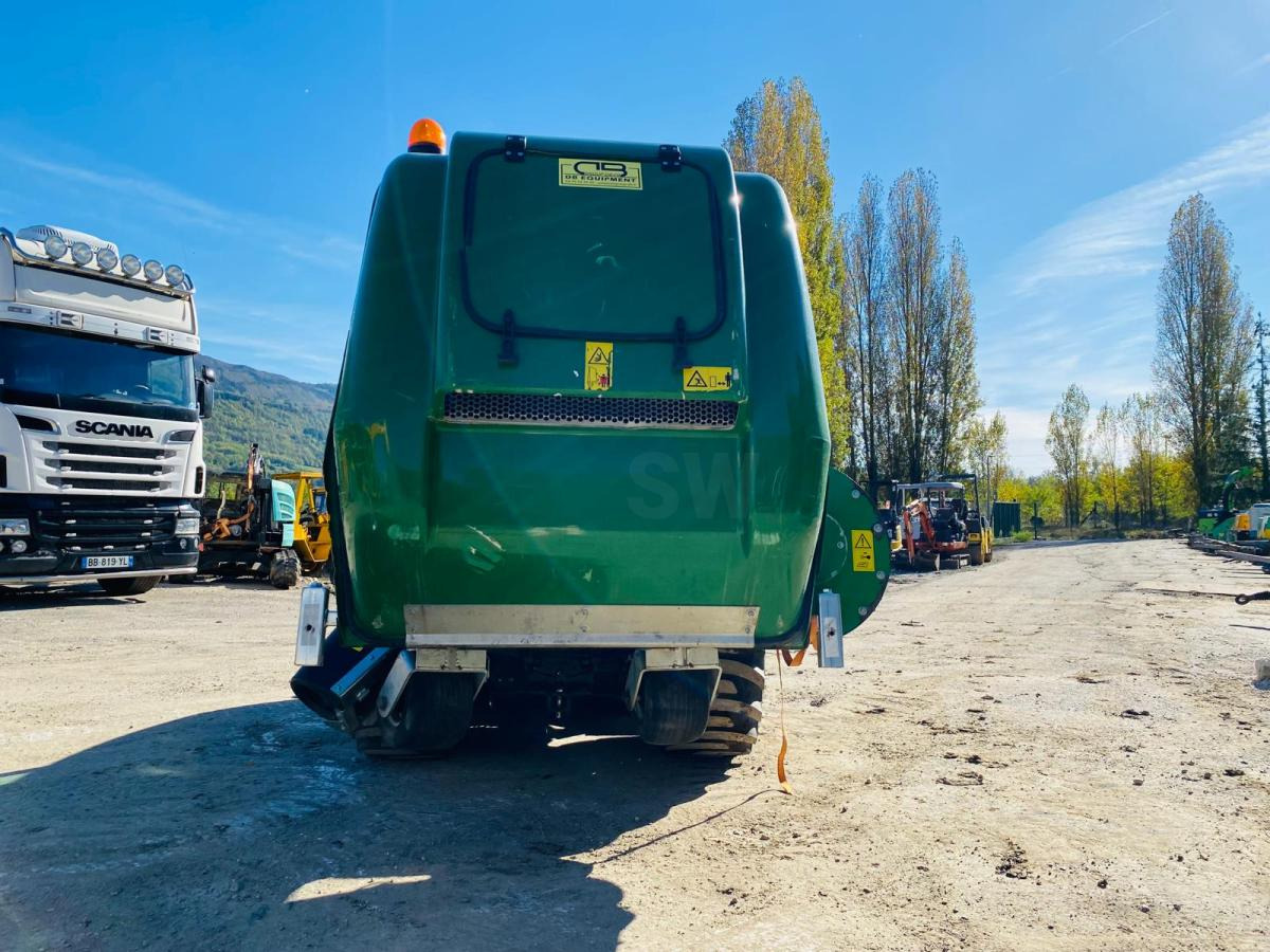 John Deere 2038R avec plateau de coupe et bas de ramassage - Kompaktný traktor: obrázok 4 John Deere 2038R avec plateau de coupe et bas de ramassage - Kompaktný traktor: obrázok 4