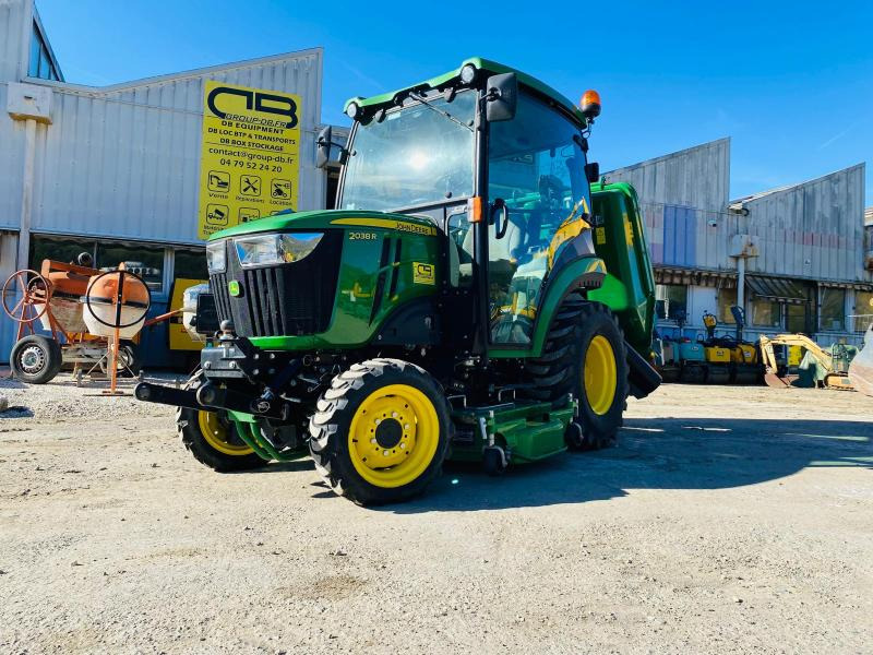 John Deere 2038R avec plateau de coupe et bas de ramassage - Kompaktný traktor: obrázok 1 John Deere 2038R avec plateau de coupe et bas de ramassage - Kompaktný traktor: obrázok 1