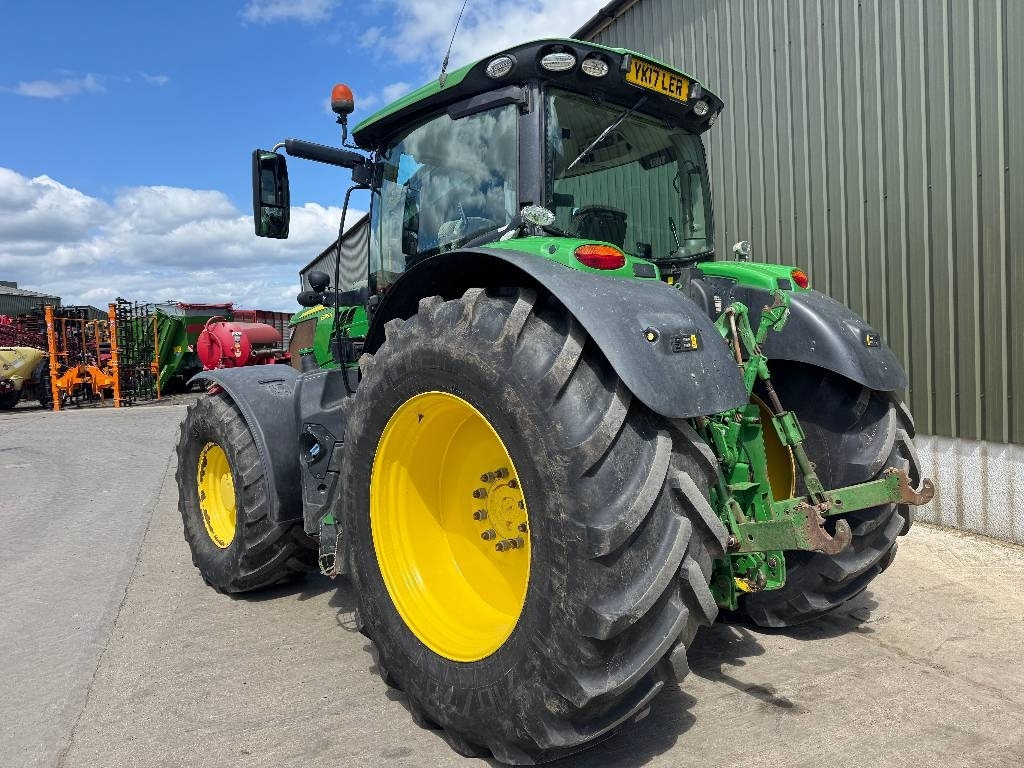 John Deere 6215 R AutoPower - Traktor: obrázok 2 John Deere 6215 R AutoPower - Traktor: obrázok 2