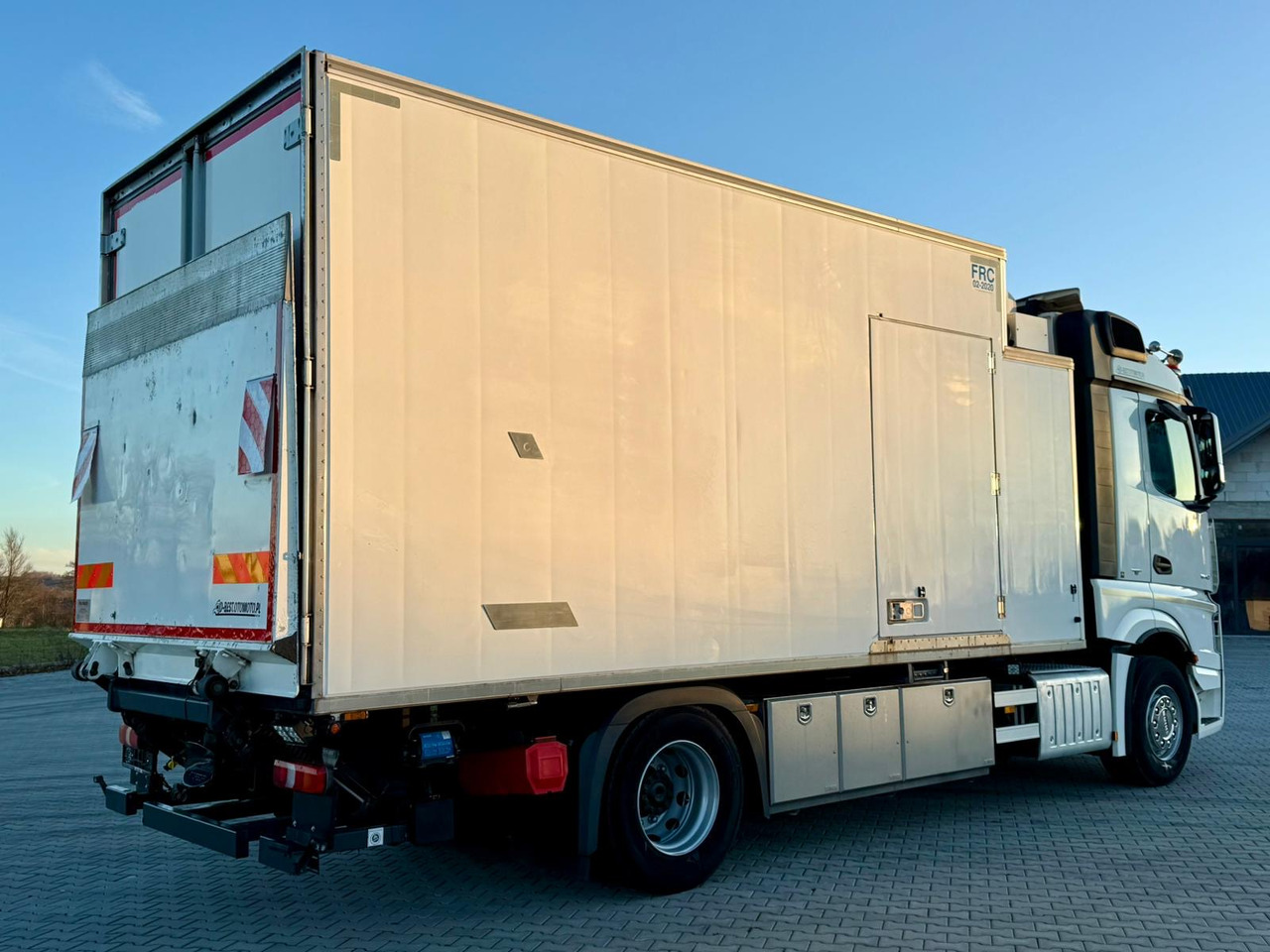 MERCEDES-BENZ ACTROS 1840 / CHŁODNIA / WINDA / 15 EUROPALET / 6.10 M DŁUGOŚCI / DUŻA KABINA / AUTOMAT / SPROWADZONY / SERWISOWANY / EURO 6 - Chladirenské nákladné vozidlo: obrázok 3 MERCEDES-BENZ ACTROS 1840 / CHŁODNIA / WINDA / 15 EUROPALET / 6.10 M DŁUGOŚCI / DUŻA KABINA / AUTOMAT / SPROWADZONY / SERWISOWANY / EURO 6 - Chladirenské nákladné vozidlo: obrázok 3