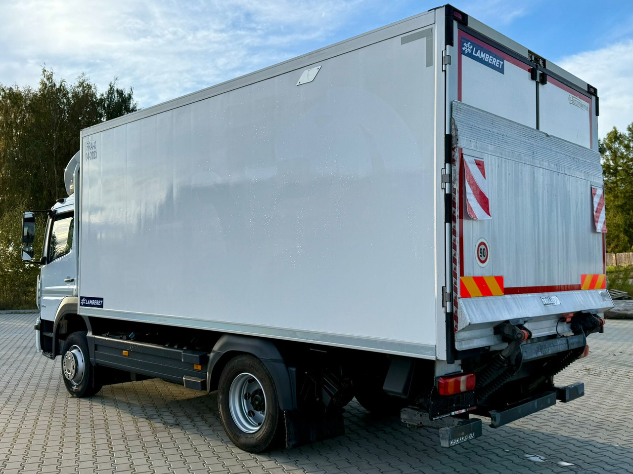 MERCEDES-BENZ ATEGO 1218 / CHŁODNIA / IZOTERMA / WINDA / 5.10 M DŁUGOŚCI / LAMBERET / AUTOMAT / 2017 ROK / 410 TYŚ KM - Chladirenské nákladné vozidlo: obrázok 4 MERCEDES-BENZ ATEGO 1218 / CHŁODNIA / IZOTERMA / WINDA / 5.10 M DŁUGOŚCI / LAMBERET / AUTOMAT / 2017 ROK / 410 TYŚ KM - Chladirenské nákladné vozidlo: obrázok 4