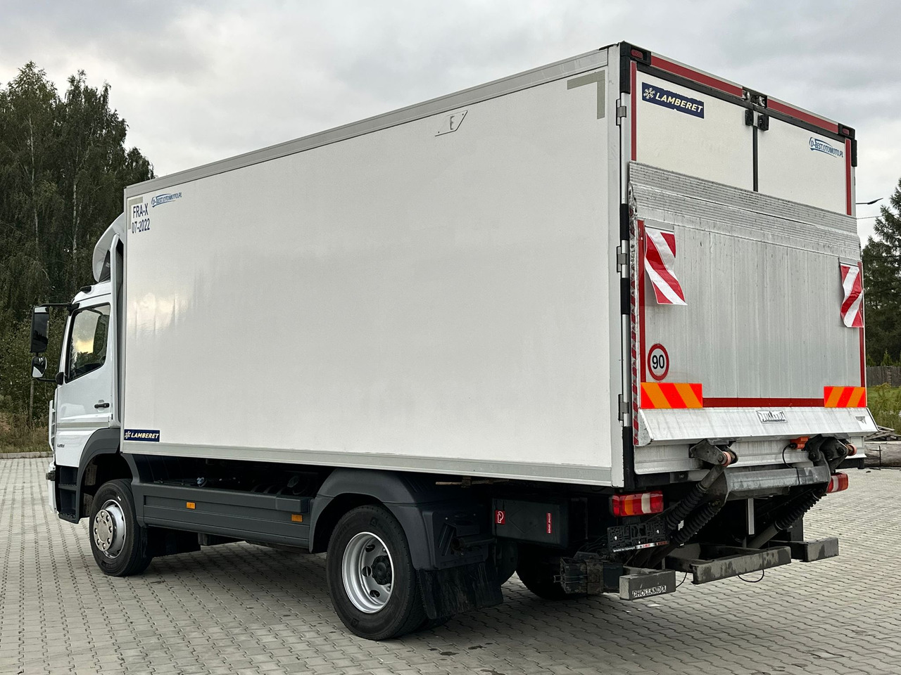 MERCEDES-BENZ ATEGO 1218 / CHŁODNIA / WINDA / 12 PALET / 5.10 M DŁUGOŚCI / AUTOMAT / LAMBERET / 5090 KG ŁADOWNOŚCI - Chladirenské nákladné vozidlo: obrázok 3 MERCEDES-BENZ ATEGO 1218 / CHŁODNIA / WINDA / 12 PALET / 5.10 M DŁUGOŚCI / AUTOMAT / LAMBERET / 5090 KG ŁADOWNOŚCI - Chladirenské nákladné vozidlo: obrázok 3