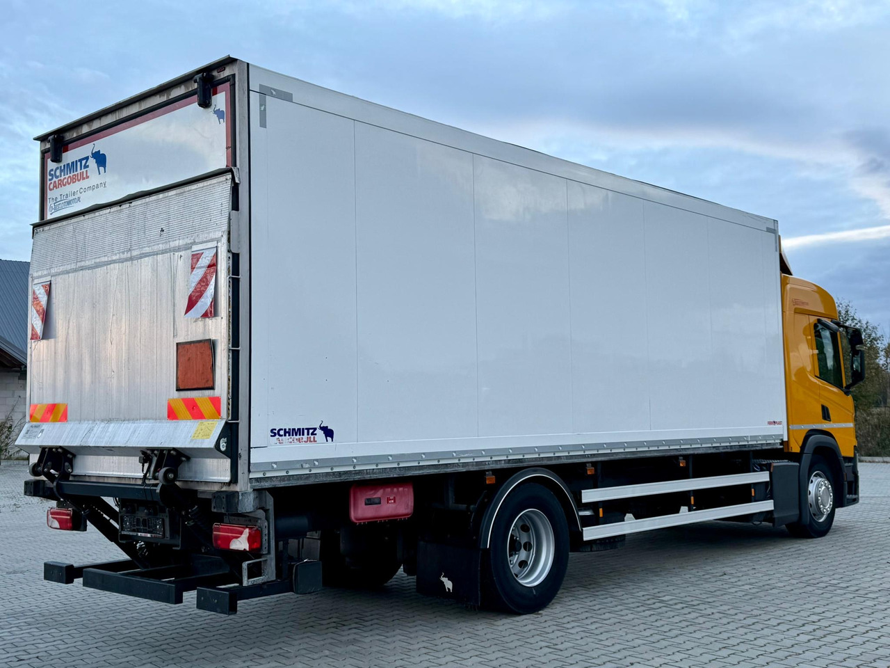 SCANIA P220 / IZOTERMA / WINDA / SCHMITZ / 18 PALET / SILNIK 6 / SYPIALKA / 2019 ROK / NISKI PRZEBIEG - Izotermický nákladní automobil: obrázok 4 SCANIA P220 / IZOTERMA / WINDA / SCHMITZ / 18 PALET / SILNIK 6 / SYPIALKA / 2019 ROK / NISKI PRZEBIEG - Izotermický nákladní automobil: obrázok 4