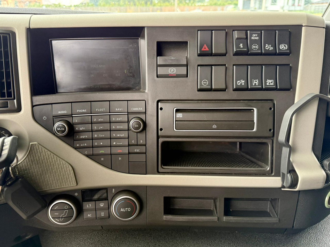 Plachtové nákladné vozidlo VOLVO FM 410 / FIRANKA / 18 EUROPALET / AUTOMAT / SYPIALKA / SPROWADZONE / 2017 ROK: obrázok 18 Plachtové nákladné vozidlo VOLVO FM 410 / FIRANKA / 18 EUROPALET / AUTOMAT / SYPIALKA / SPROWADZONE / 2017 ROK: obrázok 18