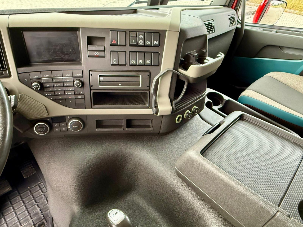 Plachtové nákladné vozidlo VOLVO FM 410 / FIRANKA / 18 EUROPALET / AUTOMAT / SYPIALKA / SPROWADZONE / 2017 ROK: obrázok 17 Plachtové nákladné vozidlo VOLVO FM 410 / FIRANKA / 18 EUROPALET / AUTOMAT / SYPIALKA / SPROWADZONE / 2017 ROK: obrázok 17