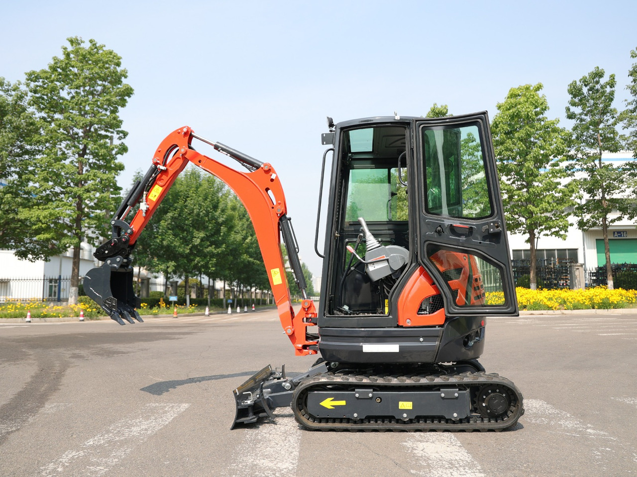 KUBOTA Diesel Mini excavator 2.5 Ton - Müller Machinery MB 25 Plus - VKSH - Mini rýpadlo: obrázok 2 KUBOTA Diesel Mini excavator 2.5 Ton - Müller Machinery MB 25 Plus - VKSH - Mini rýpadlo: obrázok 2