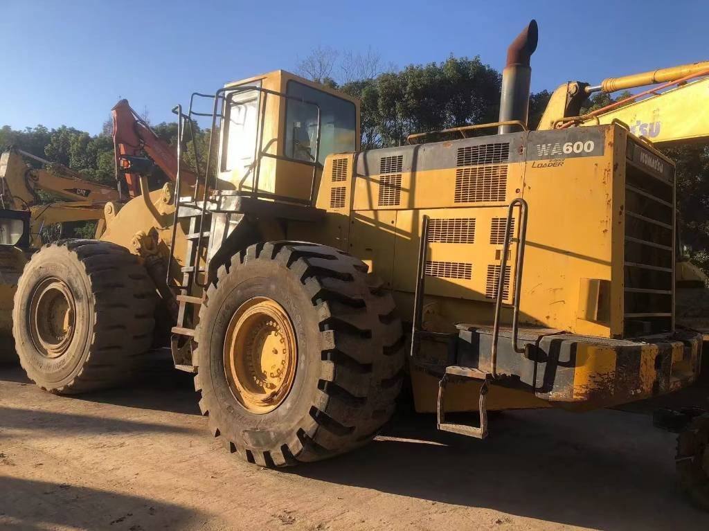 Komatsu WA 600-3 - Kolesový nakladač: obrázok 1 Komatsu WA 600-3 - Kolesový nakladač: obrázok 1