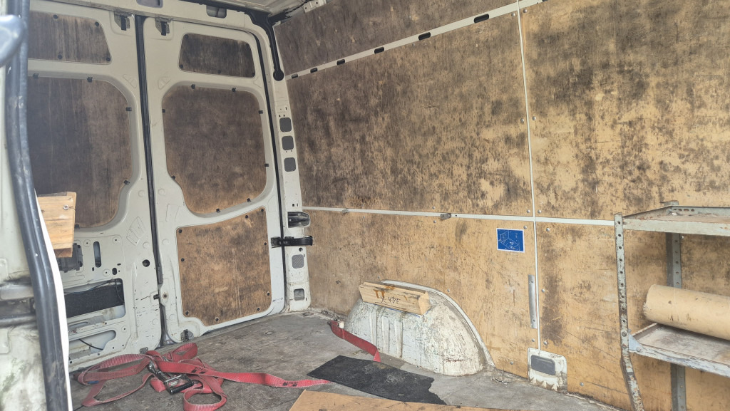 VW Crafter 2.5 Diesel Rost ja, technisch super, HU neu 01 2025 - Furgon: obrázok 4 VW Crafter 2.5 Diesel Rost ja, technisch super, HU neu 01 2025 - Furgon: obrázok 4