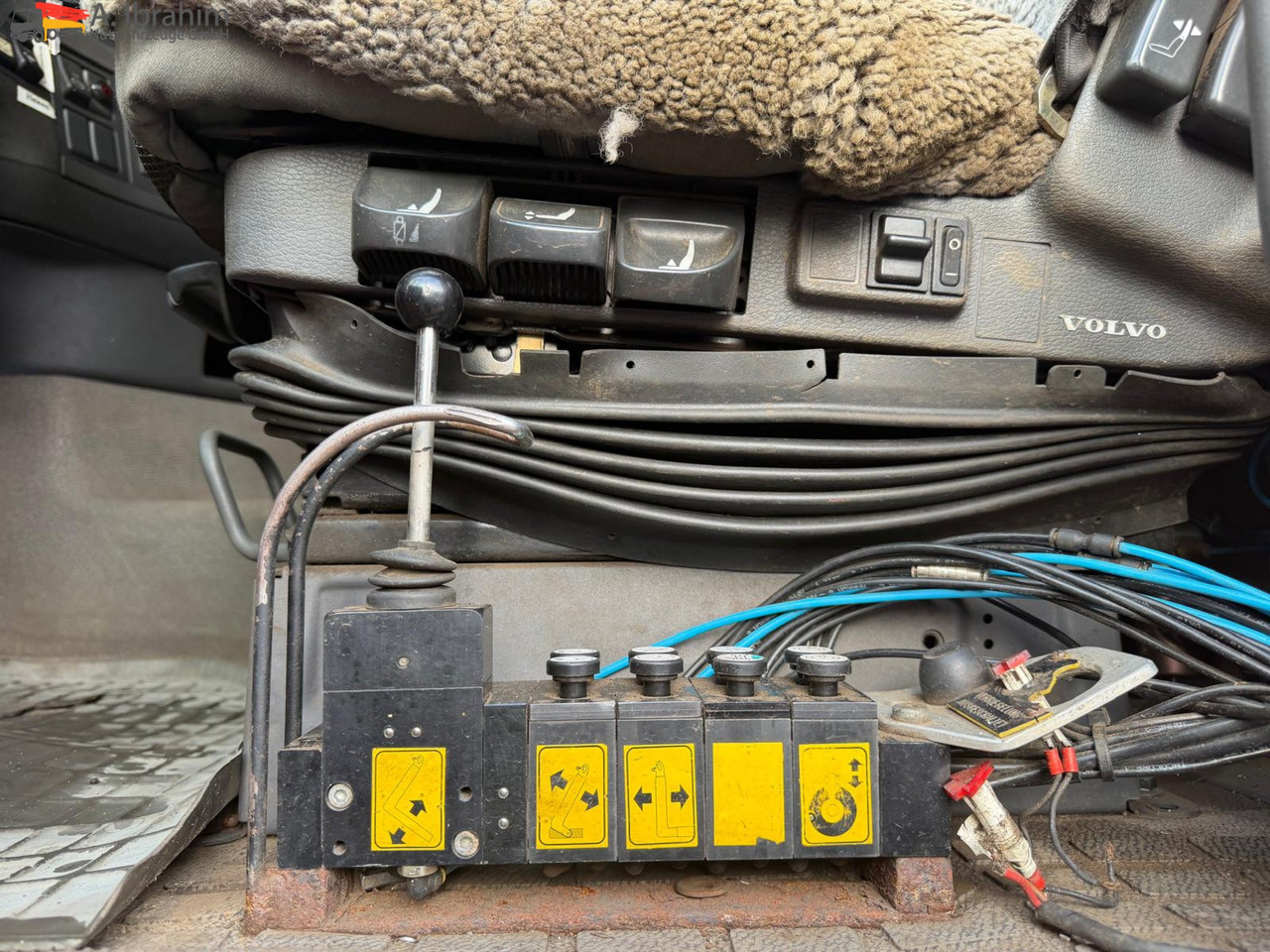 Volvo FH12-420 8x2 Fahrzeugpapiere Schweiz - Hákový nosič kontajnerov: obrázok 4 Volvo FH12-420 8x2 Fahrzeugpapiere Schweiz - Hákový nosič kontajnerov: obrázok 4