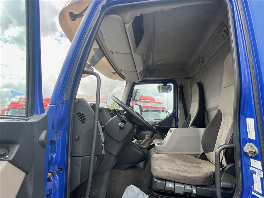 Interior photo 1: Skříňový nákladní auto Renault Midlum 280.14