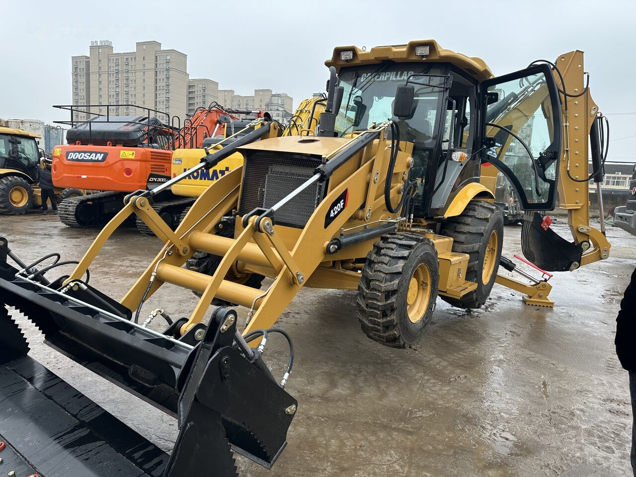 Caterpillar 420F - Rýpadlo-nakladač: obrázok 3 Caterpillar 420F - Rýpadlo-nakladač: obrázok 3