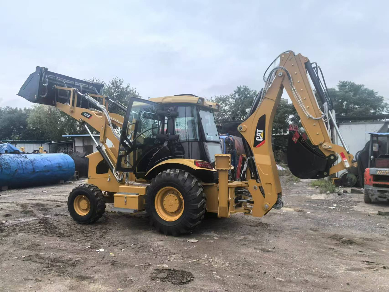 Caterpillar 420F - Rýpadlo-nakladač: obrázok 4 Caterpillar 420F - Rýpadlo-nakladač: obrázok 4