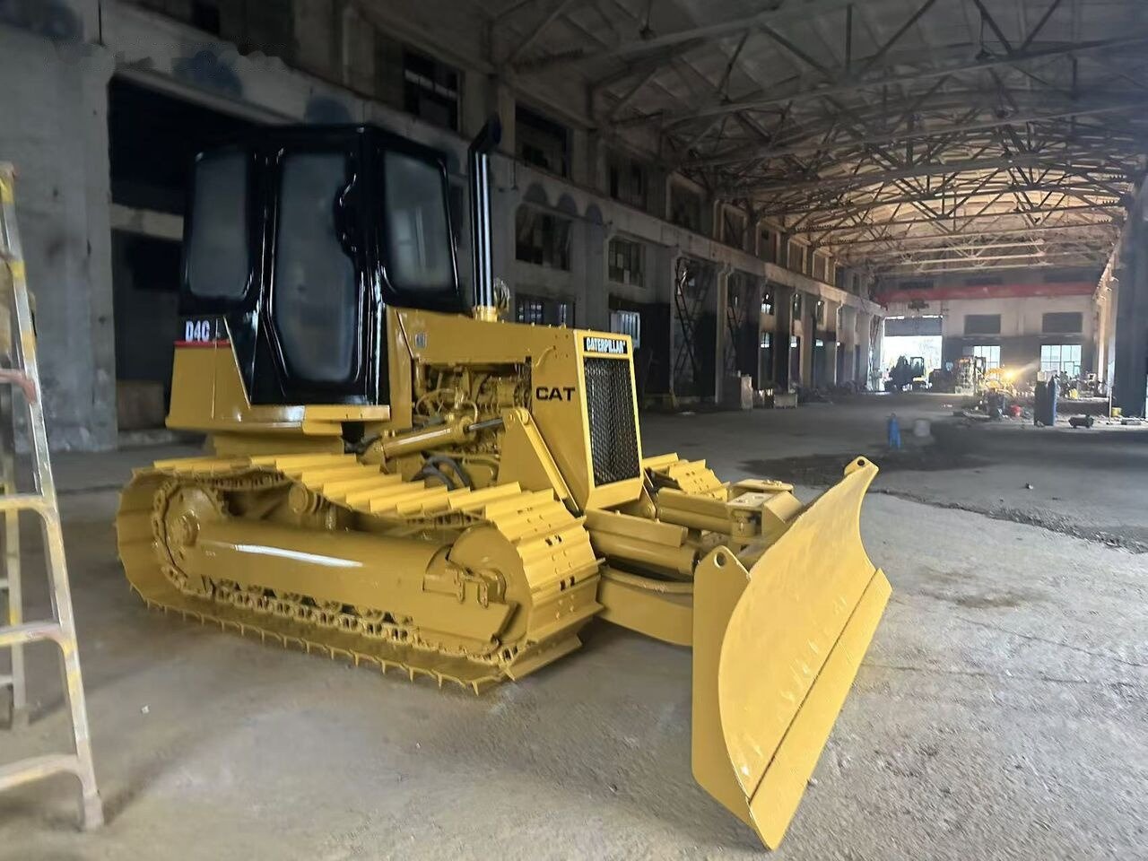 Caterpillar D4C - Buldozér: obrázok 1 Caterpillar D4C - Buldozér: obrázok 1