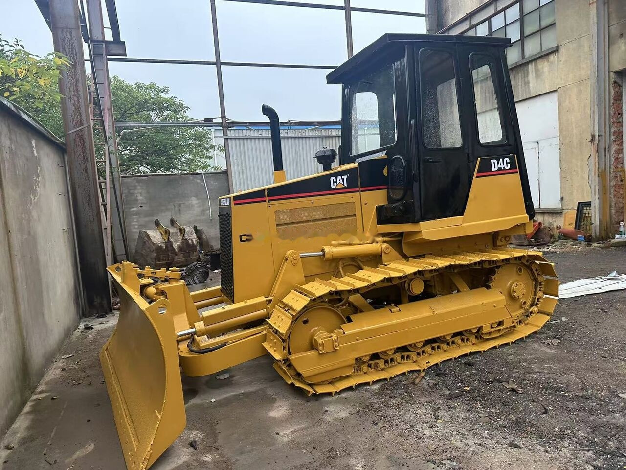 Caterpillar D4C - Buldozér: obrázok 1 Caterpillar D4C - Buldozér: obrázok 1