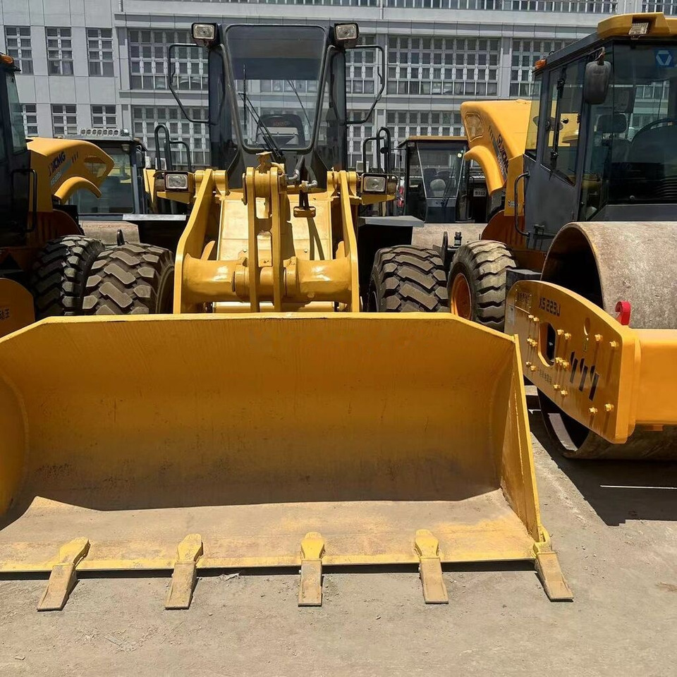 Komatsu WA320 - Kolesový nakladač: obrázok 1 Komatsu WA320 - Kolesový nakladač: obrázok 1