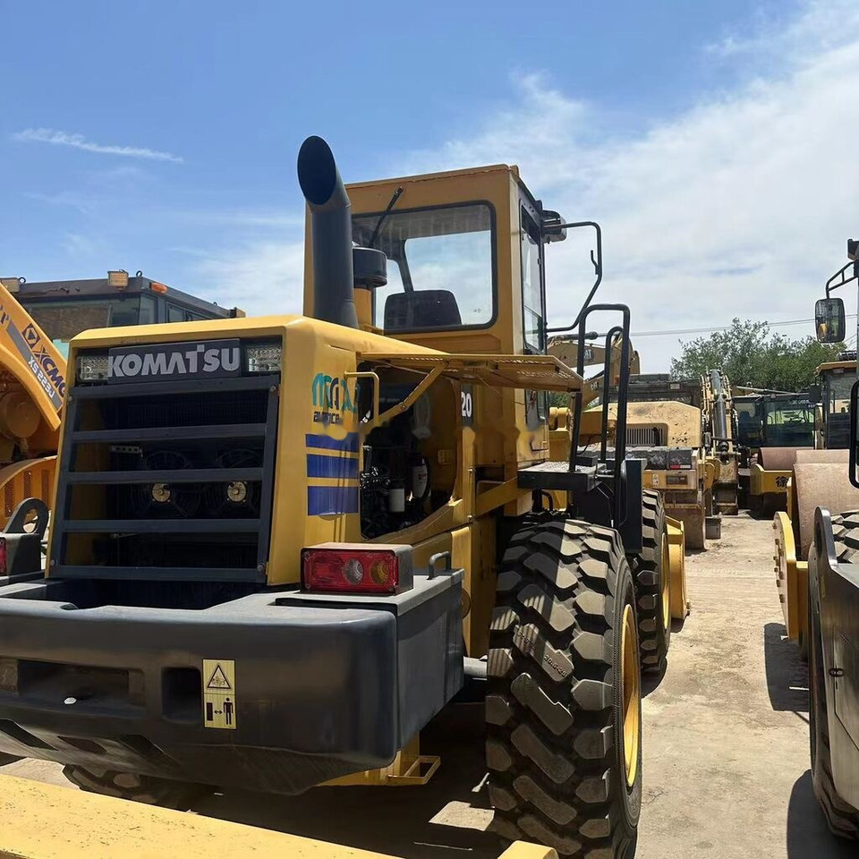 Komatsu WA320 - Kolesový nakladač: obrázok 2 Komatsu WA320 - Kolesový nakladač: obrázok 2