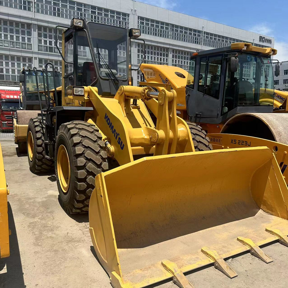 Komatsu WA320 - Kolesový nakladač: obrázok 3 Komatsu WA320 - Kolesový nakladač: obrázok 3