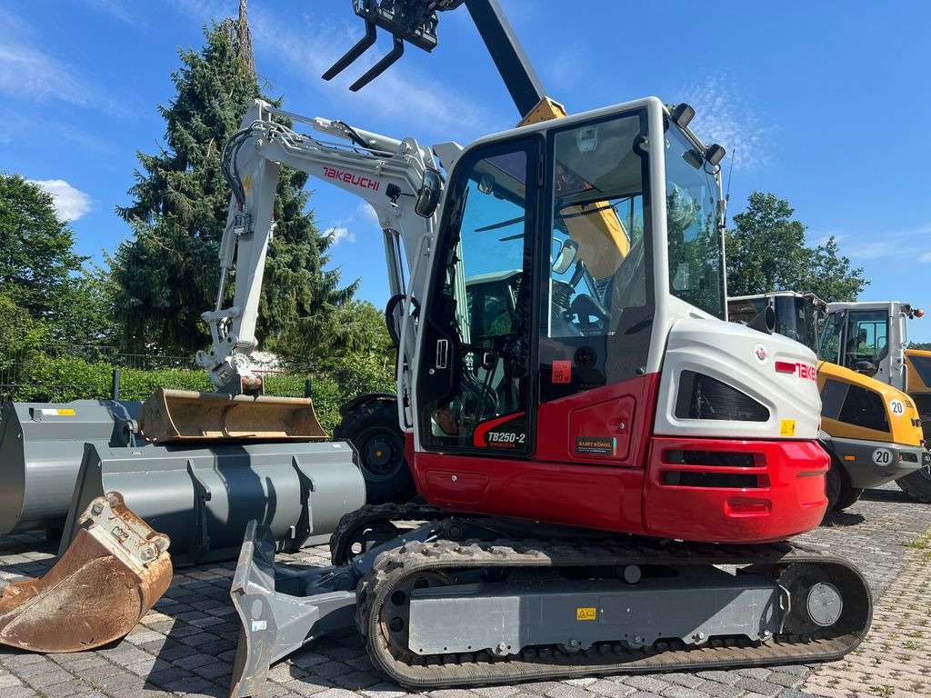 Takeuchi TB 250-2 u. 260 - Mini rýpadlo: obrázok 1 Takeuchi TB 250-2 u. 260 - Mini rýpadlo: obrázok 1