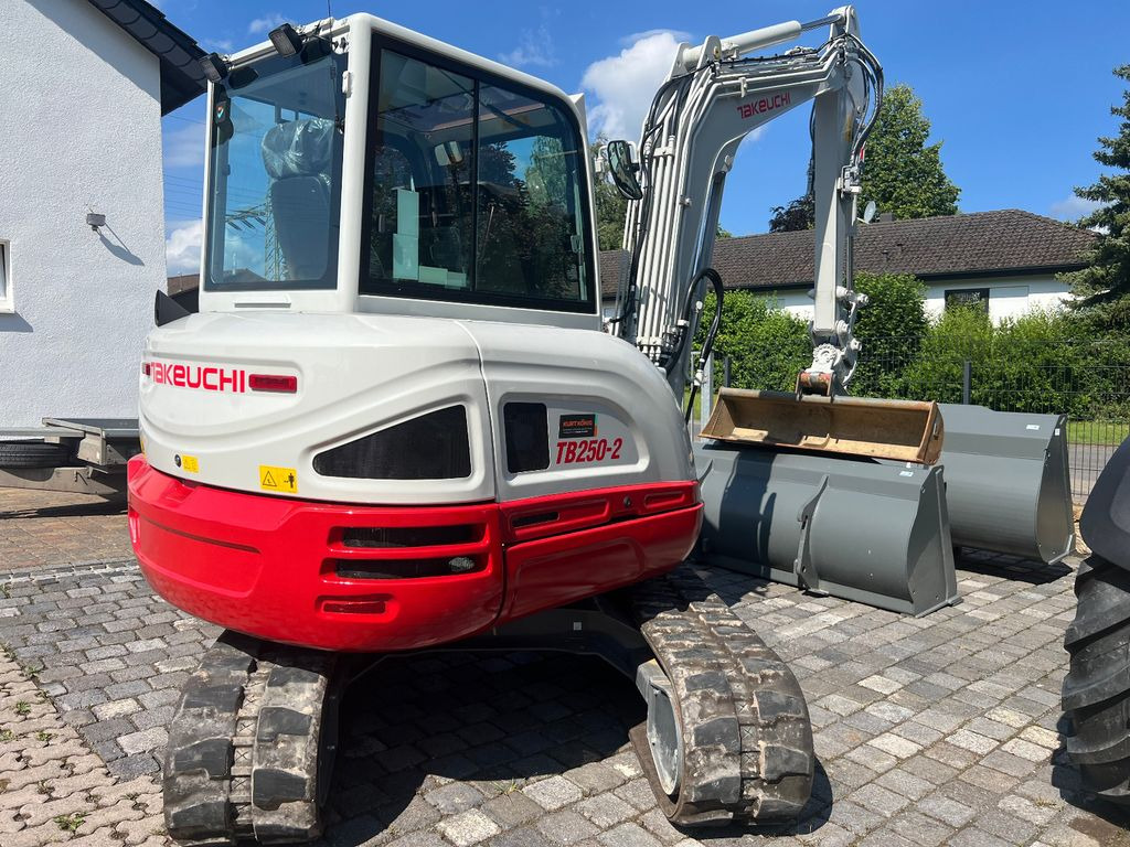 Takeuchi TB 250-2 u. 260 - Mini rýpadlo: obrázok 3 Takeuchi TB 250-2 u. 260 - Mini rýpadlo: obrázok 3