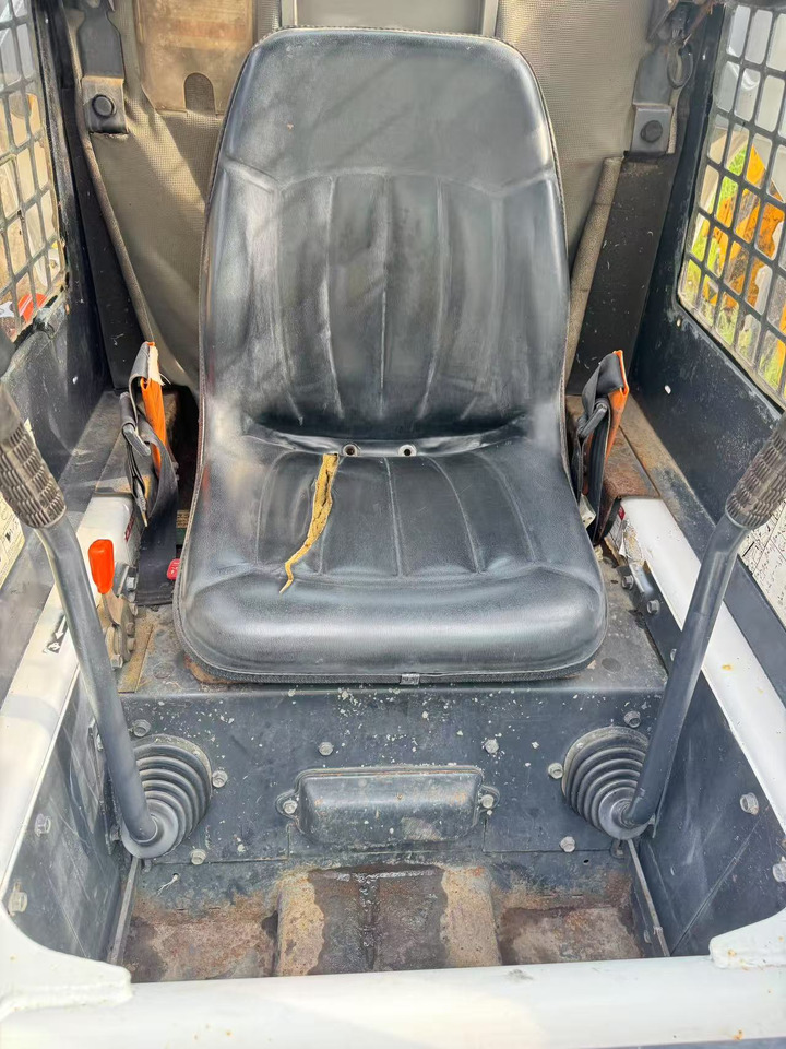 BOBCAT S300 - Rýpadlo-nakladač: obrázok 5 BOBCAT S300 - Rýpadlo-nakladač: obrázok 5