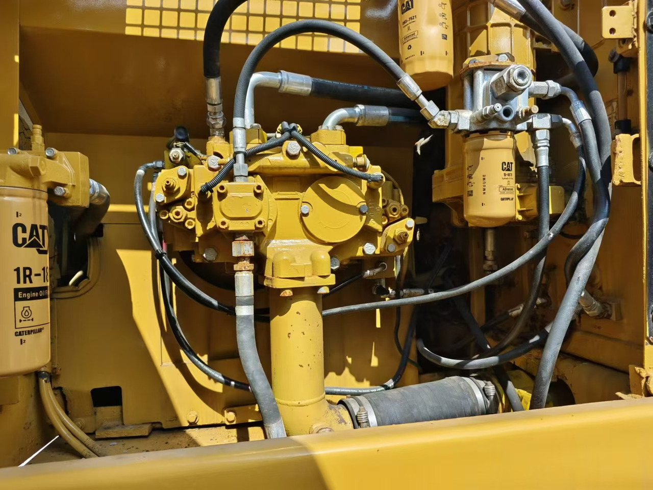 CAT 330D2 - Pásové rýpadlo: obrázok 4 CAT 330D2 - Pásové rýpadlo: obrázok 4