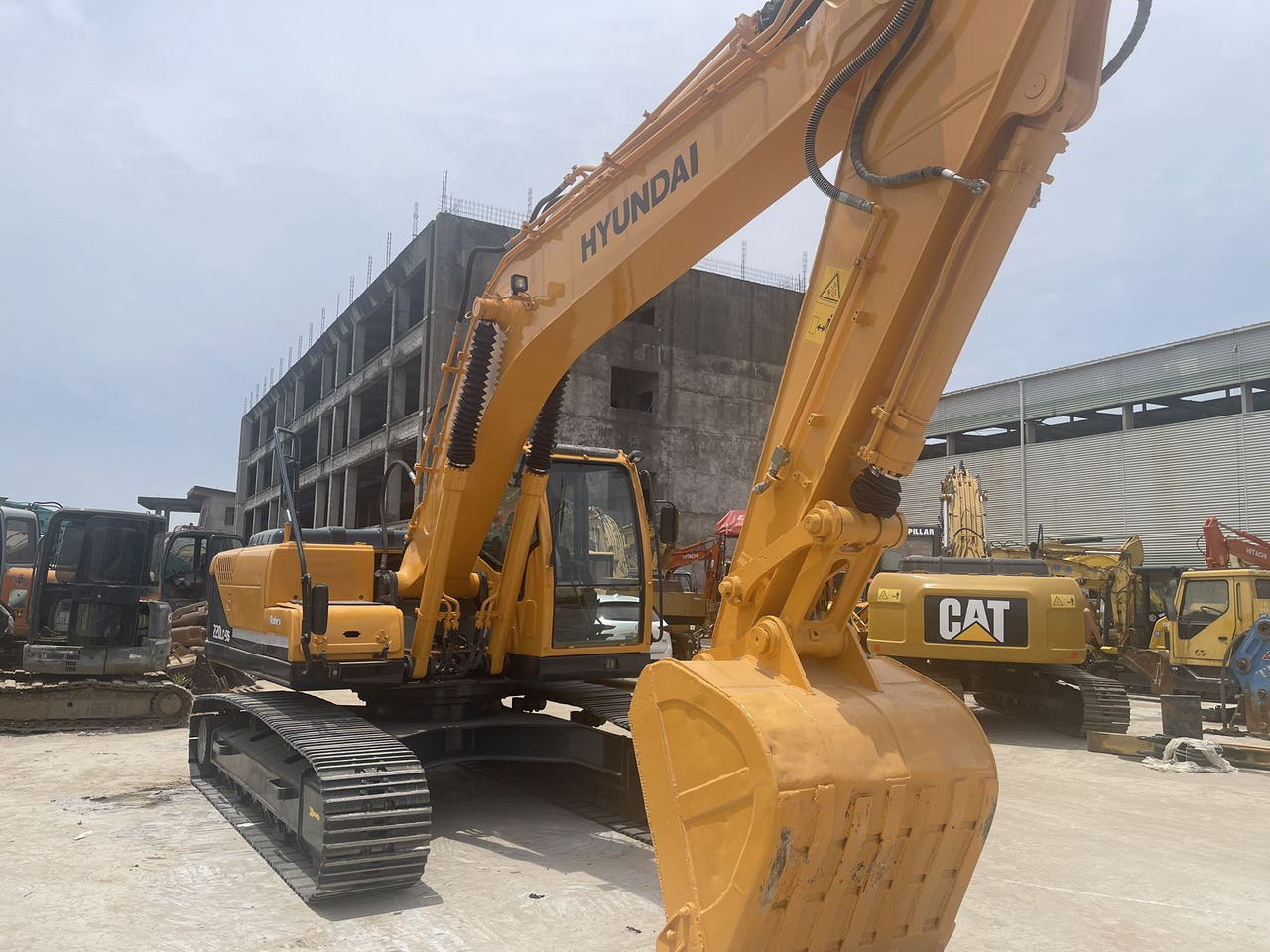 HYUNDAI 220LC-9S - Pásové rýpadlo: obrázok 4 HYUNDAI 220LC-9S - Pásové rýpadlo: obrázok 4
