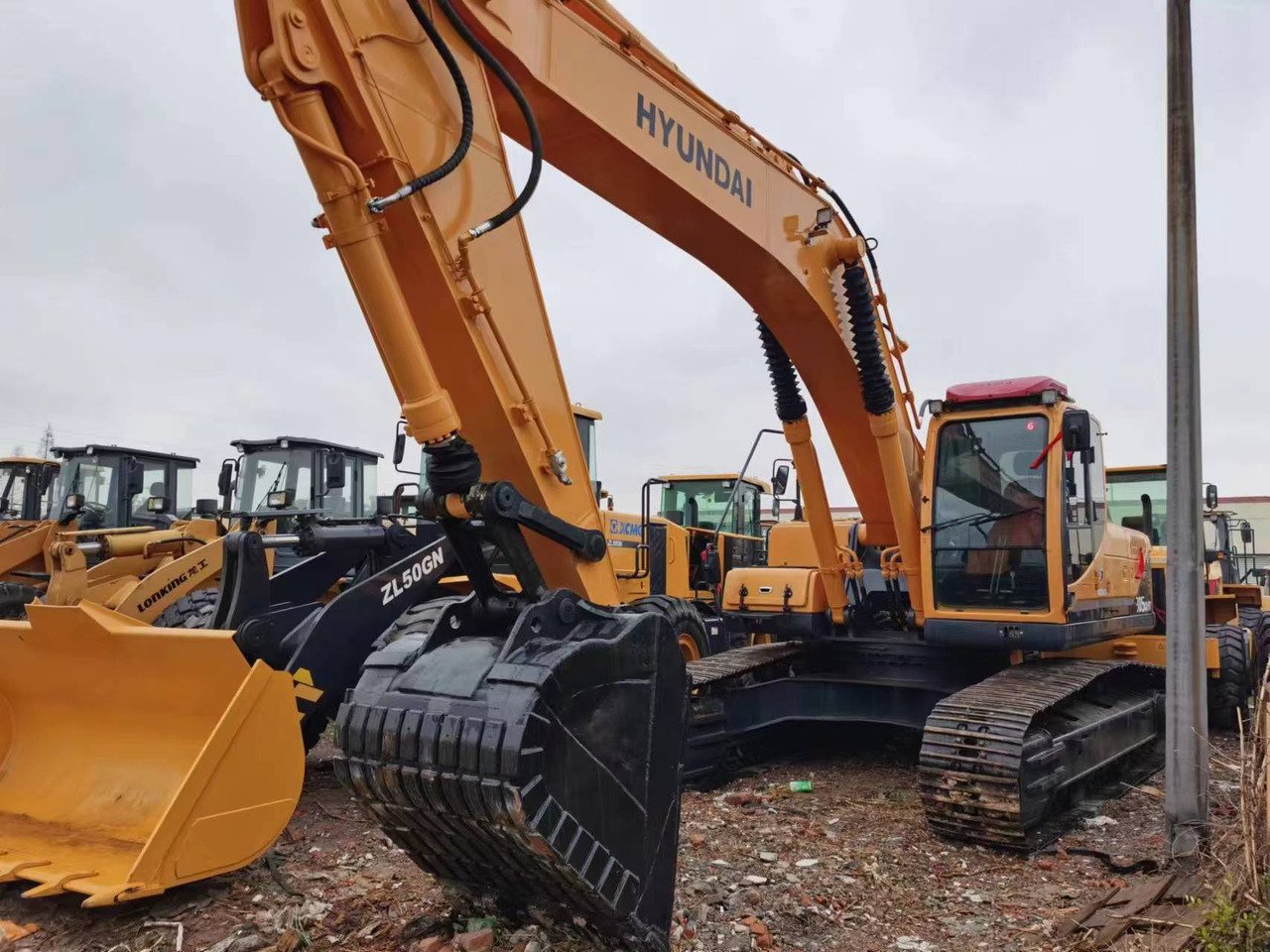 HYUNDAI 305LC-9T 220LC-9S - Pásové rýpadlo: obrázok 1 HYUNDAI 305LC-9T 220LC-9S - Pásové rýpadlo: obrázok 1