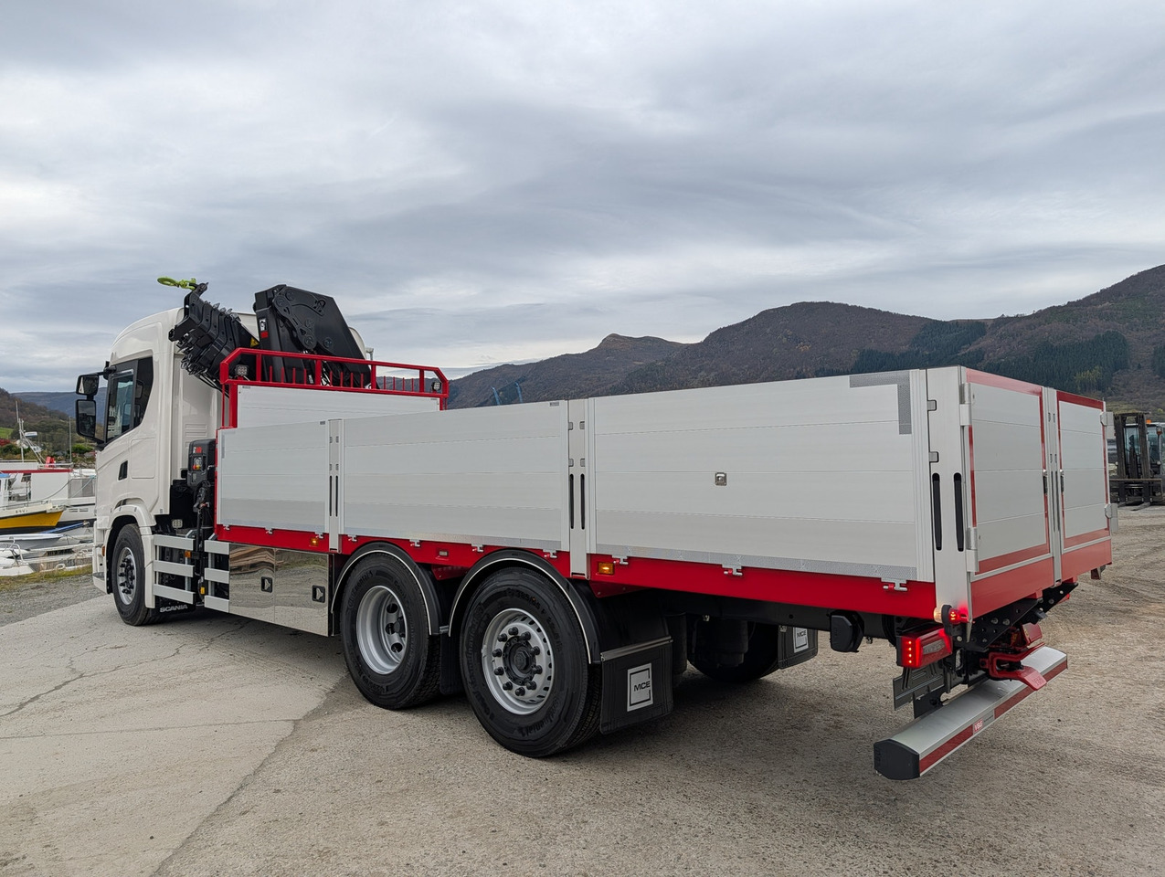 Scania G420 6x2 med HIAB 232-E5 Hipro og MCE påbygg - Valníkový/ Plošinový nákladný automobil, Auto s hydraulickou rukou: obrázok 4 Scania G420 6x2 med HIAB 232-E5 Hipro og MCE påbygg - Valníkový/ Plošinový nákladný automobil, Auto s hydraulickou rukou: obrázok 4