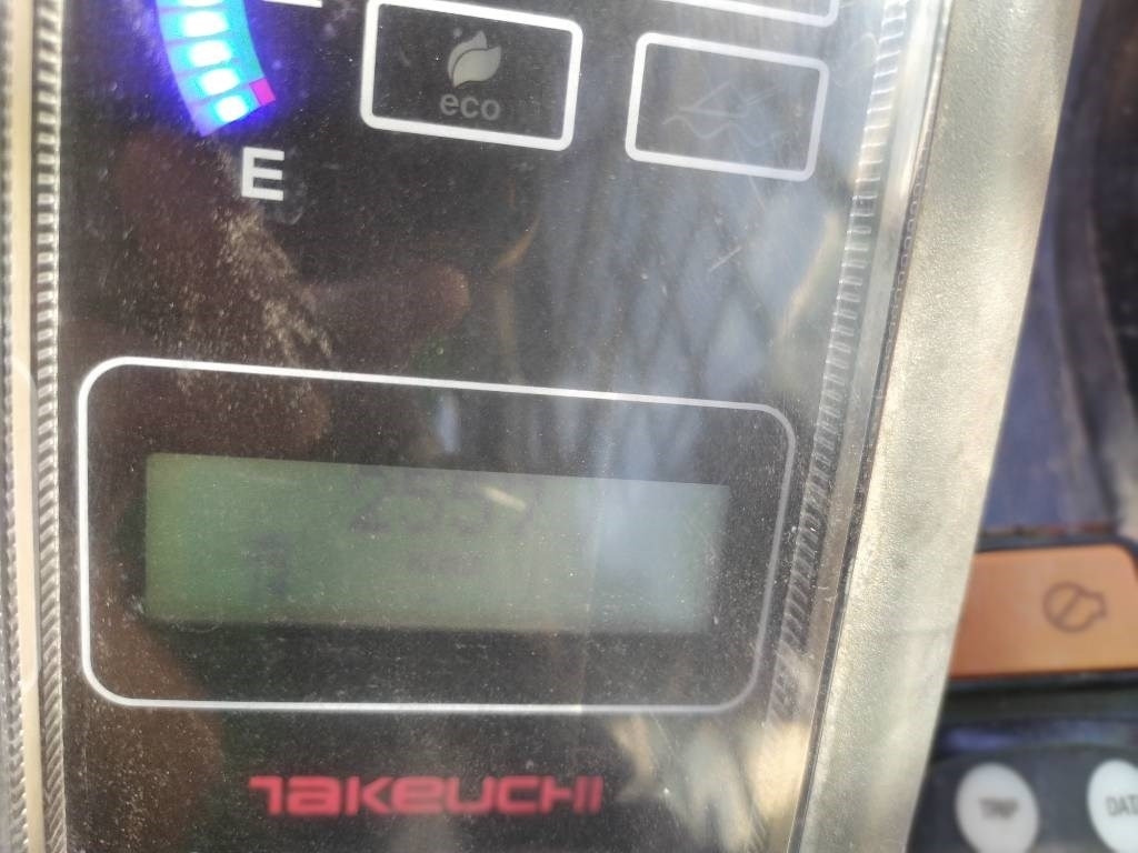 Takeuchi TL 8 - Šmykom riadený nakladač: obrázok 5 Takeuchi TL 8 - Šmykom riadený nakladač: obrázok 5