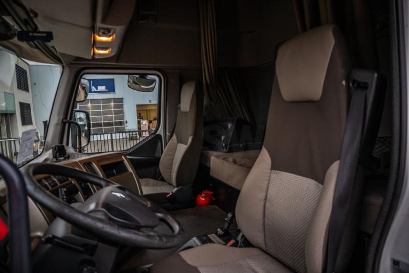 Interior photo 1: Plachtové nákladné vozidlo Renault PREMIUM 430DXI-6X2-(+remorque=3.500€)