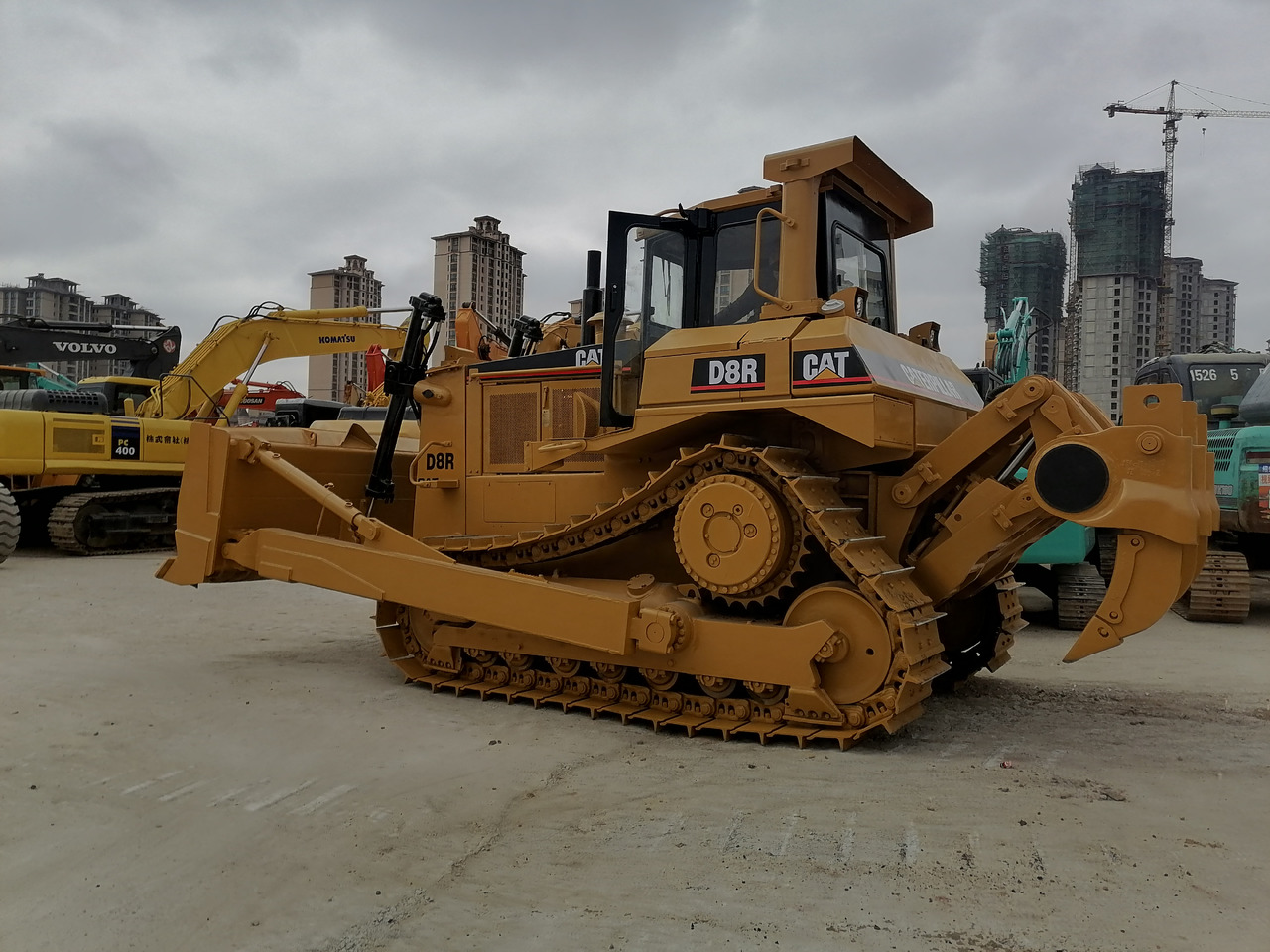 CATERPILLAR D8R - Buldozér: obrázok 1 CATERPILLAR D8R - Buldozér: obrázok 1