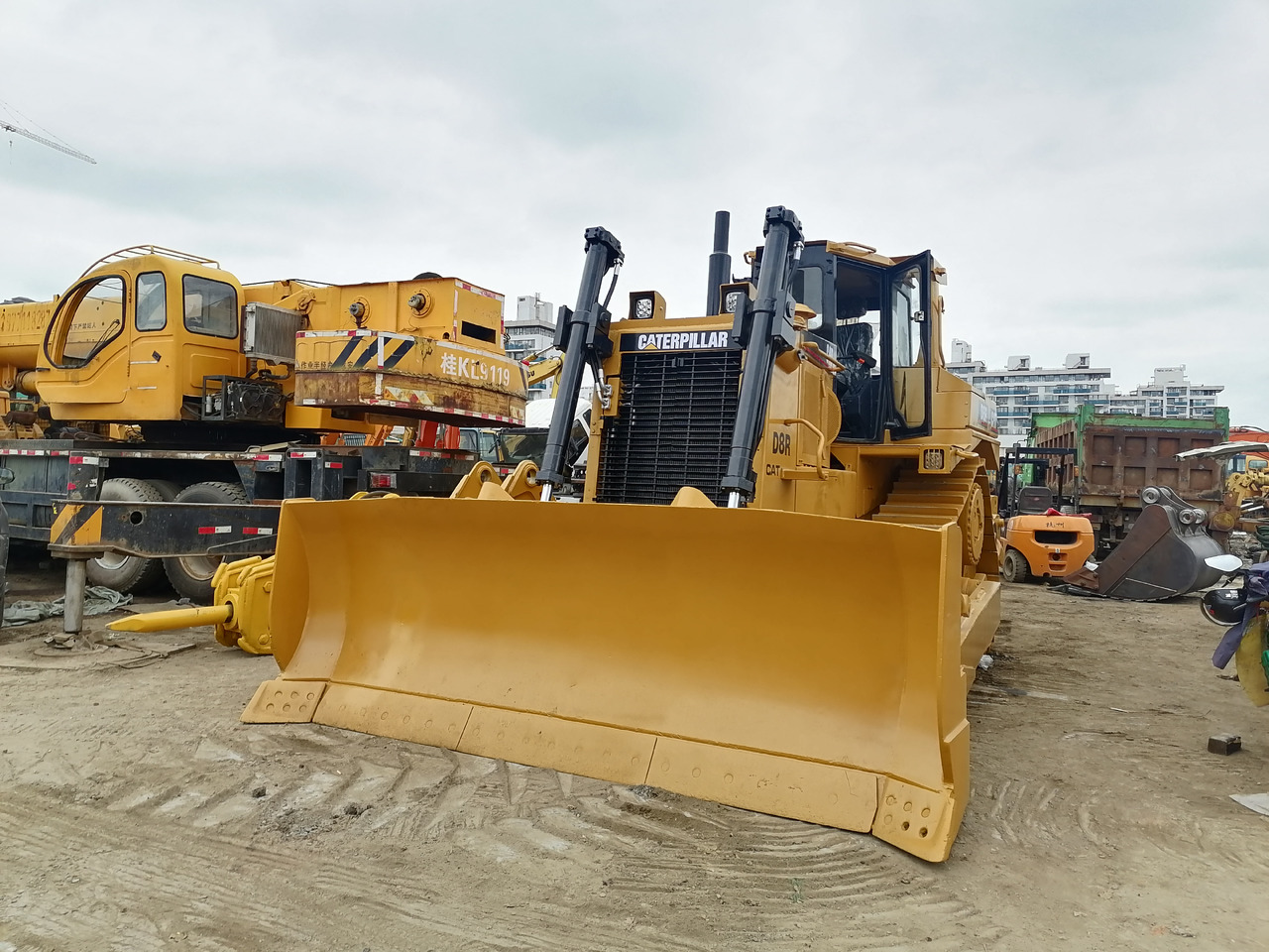 CATERPILLAR D8R - Buldozér: obrázok 2 CATERPILLAR D8R - Buldozér: obrázok 2