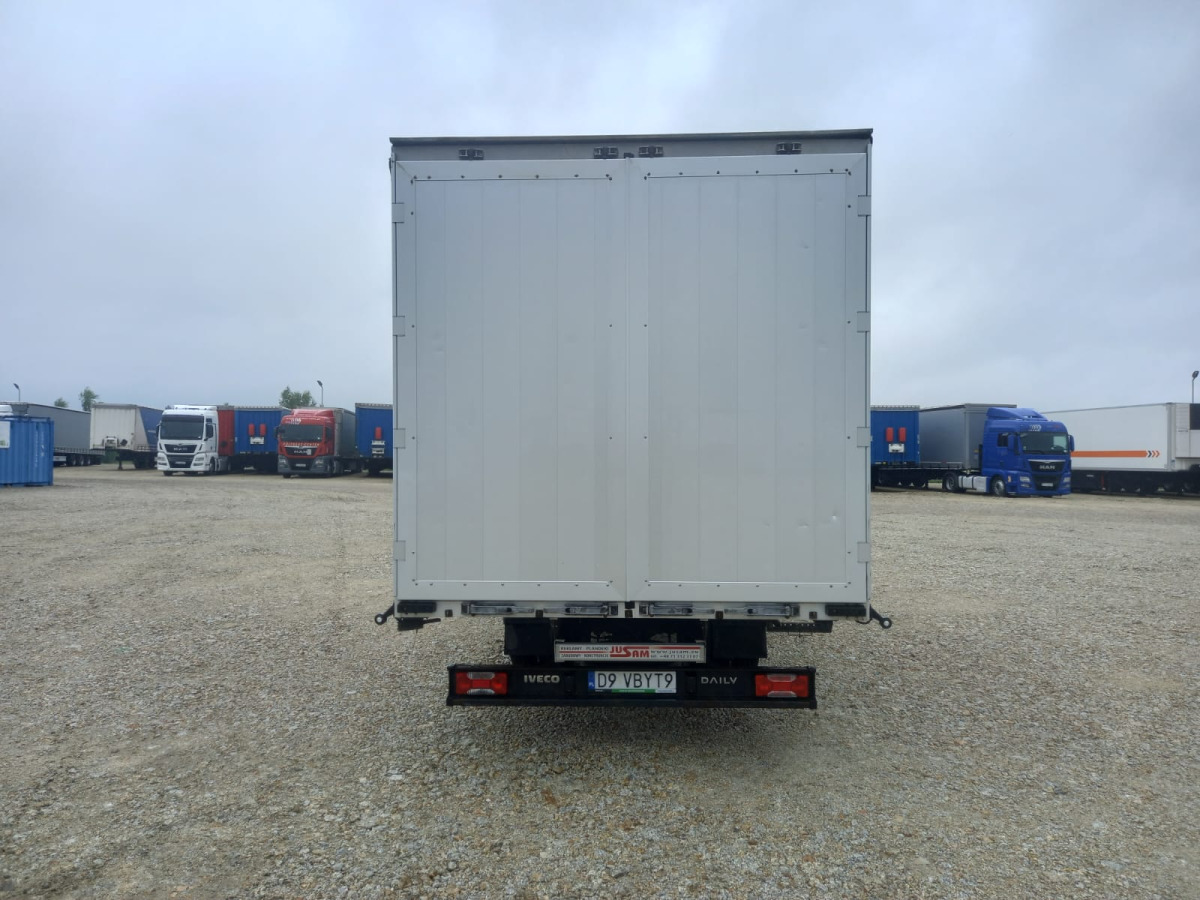 IVECO/JUSAM STANISŁAWJURKOWSKI 50C18/JU06 PLANDEKA - Plachtová dodávka: obrázok 4 IVECO/JUSAM STANISŁAWJURKOWSKI 50C18/JU06 PLANDEKA - Plachtová dodávka: obrázok 4