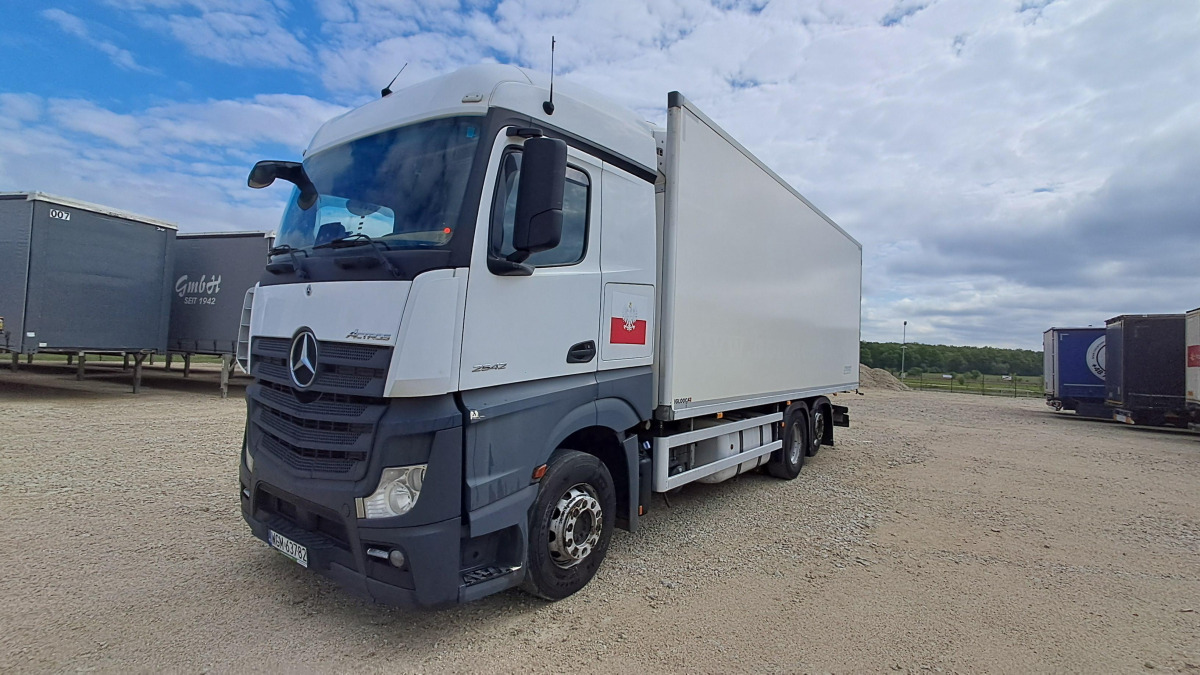MERCEDES BENZ ACTROS IZOTERMICZNY - Izotermický nákladní automobil: obrázok 3 MERCEDES BENZ ACTROS IZOTERMICZNY - Izotermický nákladní automobil: obrázok 3