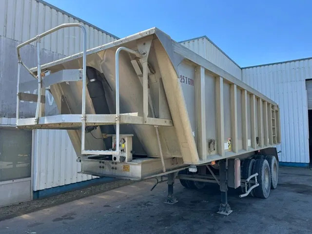 Benalu 2 Axle , 8 Tyres , Alu Tipper , Spring Suspension , Drum Brakes - Náves sklápěcí: obrázok 1 Benalu 2 Axle , 8 Tyres , Alu Tipper , Spring Suspension , Drum Brakes - Náves sklápěcí: obrázok 1