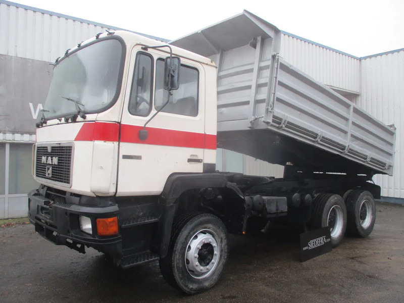 MAN 26 322 ZF Manual , 6x4 , 3 way tipper , Spring suspension - Sklápač: obrázok 1 MAN 26 322 ZF Manual , 6x4 , 3 way tipper , Spring suspension - Sklápač: obrázok 1