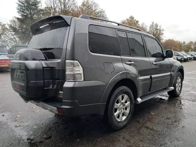 Mitsubishi Pajero GLS 3.5 - V6 , 4x4 , 7 Pers., Full Option - Automobil: obrázok 3 Mitsubishi Pajero GLS 3.5 - V6 , 4x4 , 7 Pers., Full Option - Automobil: obrázok 3