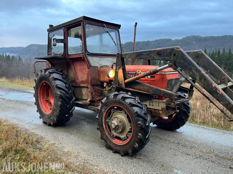 1981 Zetor 6945 med laster Skuffe og kjettinger - Traktor: obrázok 1 1981 Zetor 6945 med laster Skuffe og kjettinger - Traktor: obrázok 1