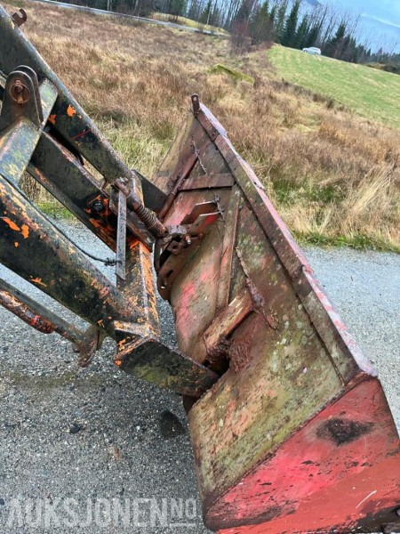 1981 Zetor 6945 med laster Skuffe og kjettinger - Traktor: obrázok 5 1981 Zetor 6945 med laster Skuffe og kjettinger - Traktor: obrázok 5