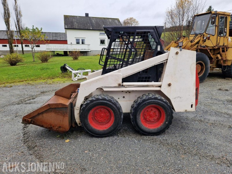 1986 Bobcat 743 kompaktlaster med mye utstyr - MVA-FRI - Šmykom riadený nakladač: obrázok 1 1986 Bobcat 743 kompaktlaster med mye utstyr - MVA-FRI - Šmykom riadený nakladač: obrázok 1