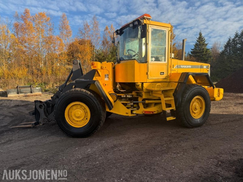 2001 Volvo L90D HJULLASTER SERVICEHISTORIKK 3.FUNKSJON PALLEGAFFEL 12716 TIMER. - Kolesový nakladač: obrázok 1 2001 Volvo L90D HJULLASTER SERVICEHISTORIKK 3.FUNKSJON PALLEGAFFEL 12716 TIMER. - Kolesový nakladač: obrázok 1