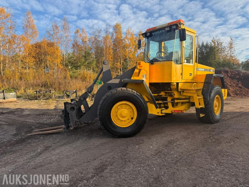 2001 Volvo L90D HJULLASTER SERVICEHISTORIKK 3.FUNKSJON PALLEGAFFEL 12716 TIMER. - Kolesový nakladač: obrázok 3 2001 Volvo L90D HJULLASTER SERVICEHISTORIKK 3.FUNKSJON PALLEGAFFEL 12716 TIMER. - Kolesový nakladač: obrázok 3