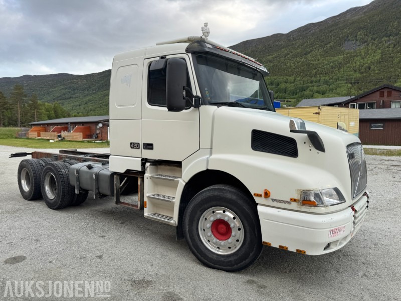 2001 Volvo NH 12 6X4 LAV KM, BRØYTEFESTE - Podvozek s kabinou: obrázok 5 2001 Volvo NH 12 6X4 LAV KM, BRØYTEFESTE - Podvozek s kabinou: obrázok 5