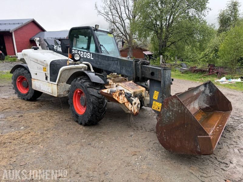 2005 Bobcat T35120SL Teleskoptruck / Teleskoplaster - 4x4x4 - avvatringssylinder - Støttelabber - Hydraulisk redskapslås - Jibb - Skuffe - 2 stk pallegafler - Teleskopický nakladač: obrázok 3 2005 Bobcat T35120SL Teleskoptruck / Teleskoplaster - 4x4x4 - avvatringssylinder - Støttelabber - Hydraulisk redskapslås - Jibb - Skuffe - 2 stk pallegafler - Teleskopický nakladač: obrázok 3