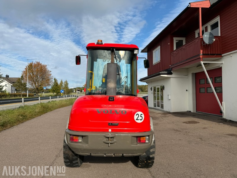 2013 Volvo L30B-Z7X Hjullaster - 6650kg - Ryggekamera - Universalskuff - Pallegafler - Kolesový nakladač: obrázok 4 2013 Volvo L30B-Z7X Hjullaster - 6650kg - Ryggekamera - Universalskuff - Pallegafler - Kolesový nakladač: obrázok 4