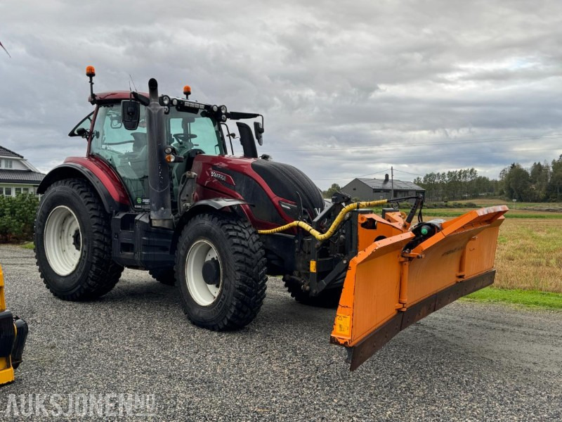 2016 Valtra T174E med Schmidt Tellefsdal U-LS 43.6 plog (2022), Valtra 76 frontlaster og betong lodd - Traktor: obrázok 3 2016 Valtra T174E med Schmidt Tellefsdal U-LS 43.6 plog (2022), Valtra 76 frontlaster og betong lodd - Traktor: obrázok 3