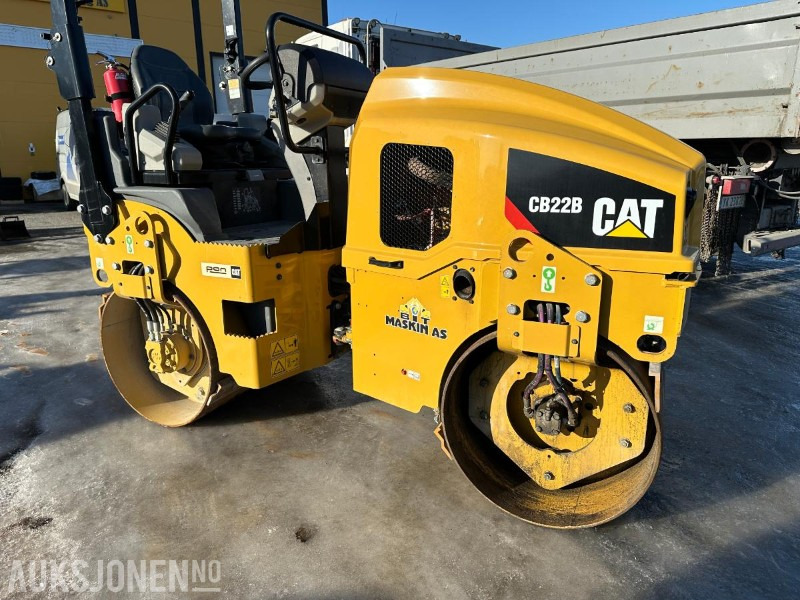 2017 CAT CB22B VIBRO VALS - 1678 Timer - Valec: obrázok 2 2017 CAT CB22B VIBRO VALS - 1678 Timer - Valec: obrázok 2