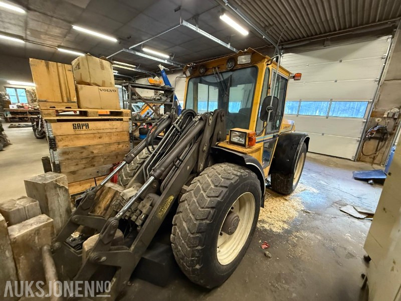 1995 Lundberg 344T redskapsbærer m/ 2 front-snøfresere (Øveraasen “Viking” + Schmidt 190 cm) - Komunálne/ Špeciálne stroje: obrázok 1 1995 Lundberg 344T redskapsbærer m/ 2 front-snøfresere (Øveraasen “Viking” + Schmidt 190 cm) - Komunálne/ Špeciálne stroje: obrázok 1