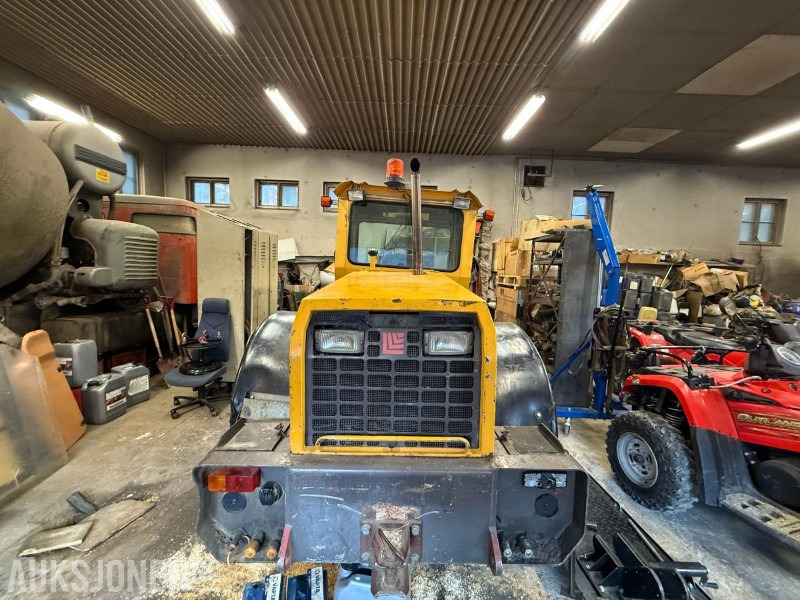 1995 Lundberg 344T redskapsbærer m/ 2 front-snøfresere (Øveraasen “Viking” + Schmidt 190 cm) - Komunálne/ Špeciálne stroje: obrázok 4 1995 Lundberg 344T redskapsbærer m/ 2 front-snøfresere (Øveraasen “Viking” + Schmidt 190 cm) - Komunálne/ Špeciálne stroje: obrázok 4
