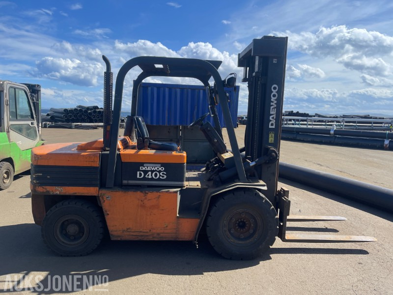 Daewoo D40S dieseltruck – 4,5 tonn – 1998 modell - Manipulačná technika: obrázok 4 Daewoo D40S dieseltruck – 4,5 tonn – 1998 modell - Manipulačná technika: obrázok 4